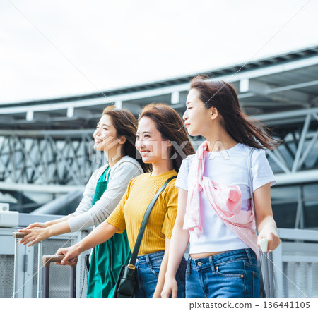 Leaving for a trip with friends ■Photography cooperation: Kansai International Airport (KIX) 136441105