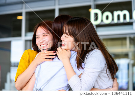 朋友在機場擁抱 ■照片由關西國際機場（KIX）提供 136441111