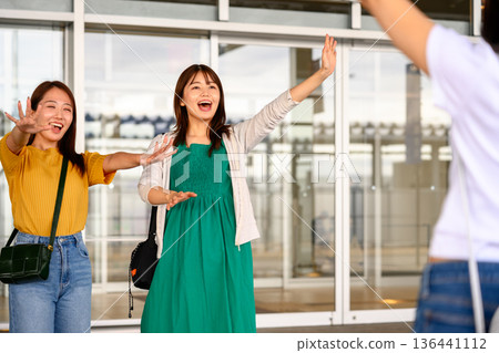 Farewell to friends at the airport ■Photography cooperation: Kansai International Airport (KIX) Farewell to friends at the airport ■Photography cooperation: Kansai International Airport (KIX) 136441112
