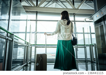 一位女士在機場攜帶行李。照片由關西國際機場(KIX)提供。 一位女士在機場攜帶行李。照片由關西國際機場(KIX)提供。 136441115