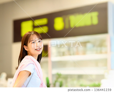 機場裡一位面帶微笑的女士 ■攝影合作：關西國際機場（KIX） 136441159