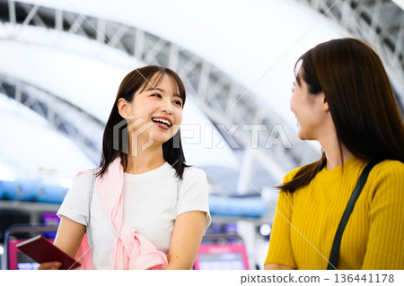 兩位朋友在機場交談 ■攝影合作：關西國際機場（KIX） 136441178