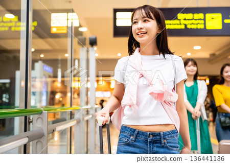 一位女士在機場候機。照片由關西國際機場(KIX)提供。 一位女士在機場候機。照片由關西國際機場(KIX)提供。 136441186