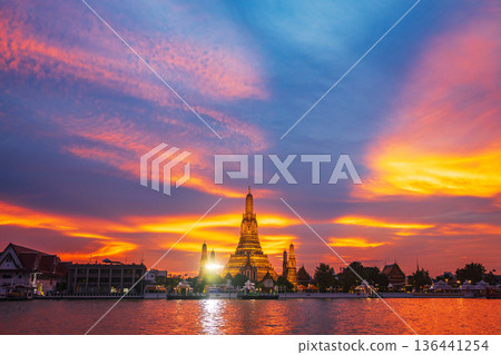 Twilight view of Wat Arun Ratchawararam Ratchawaramahawihan at sunset in bangkok Thailand. Landmark of Along the Chao Phraya River Thailand Twilight view of Wat Arun Ratchawararam Ratchawaramahawihan at sunset in bangkok Thailand. Landmark of Along the Chao Phraya River Thailand 136441254