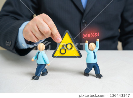 Businesses fear of prosecution for tax evasion. Repression and arrests of businessmen and investors. Climate of pressure shapes risk strategy. Firms seek transparency and legal safety. 136443347