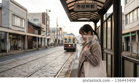 一位女士在電車站等電車。 136443409
