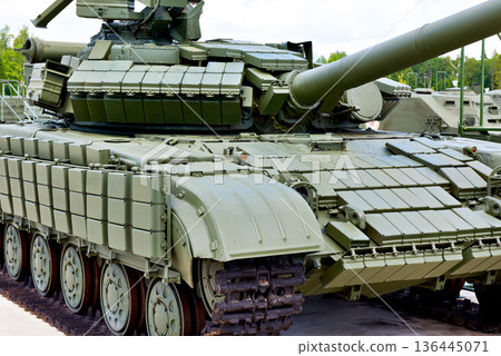 Tank with reactive armour Tank with reactive armour 136445071