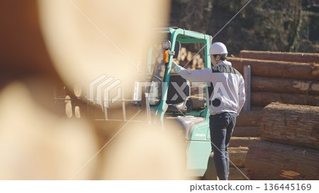 林業工人駕駛堆高機：塔瑪木材中心合作協會 136445169