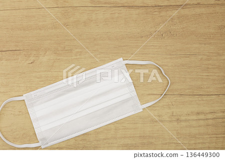 不織布口罩置於木紋背景上 136449300