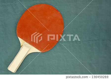 綠色背景上的乒乓球拍 綠色背景上的乒乓球拍 136450269