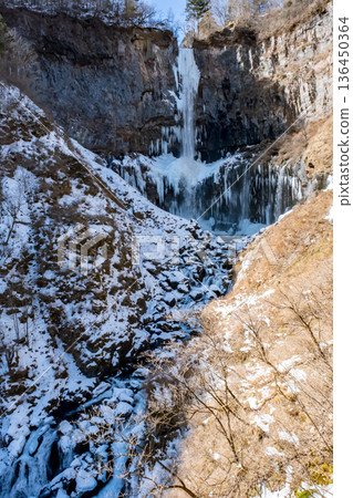 日光華嚴瀑布形成冰柱。 136450364