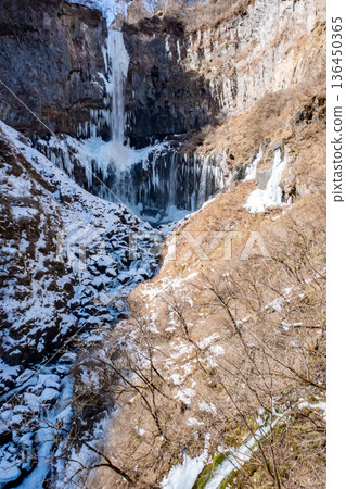 日光華嚴瀑布形成冰柱。 136450365