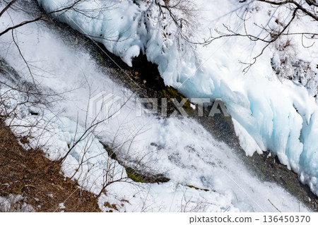 日光涅槃瀑布,冰封並覆蓋著冰柱 日光涅槃瀑布,冰封並覆蓋著冰柱 136450370