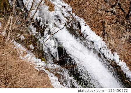 日光涅槃瀑布,冰封並覆蓋著冰柱 日光涅槃瀑布,冰封並覆蓋著冰柱 136450372