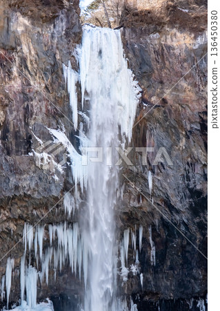 日光華嚴瀑布形成冰柱。 136450380