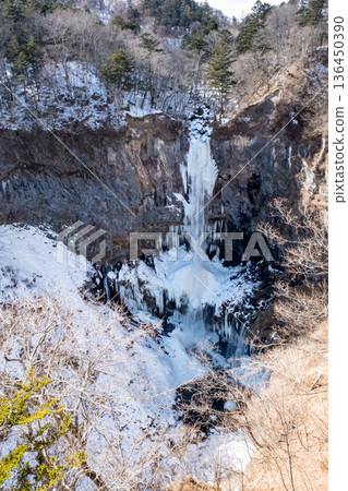 日光華嚴瀑布形成冰柱。 136450390