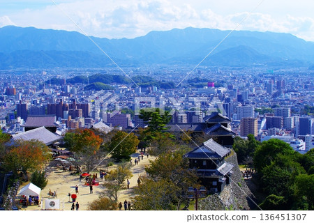 從松山城俯瞰松山市全景 136451307