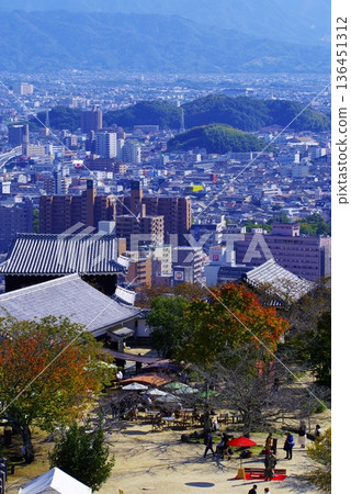從松山城俯瞰松山市全景 從松山城俯瞰松山市全景 136451312