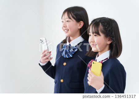 手持智慧型手機的微笑學生 手持智慧型手機的微笑學生 136451317