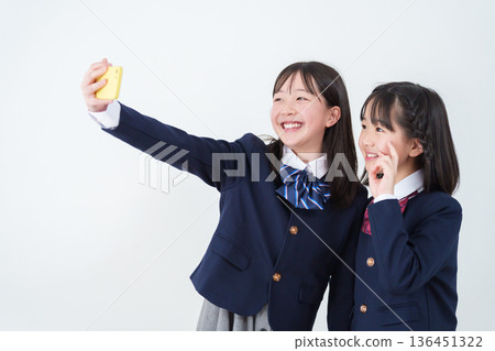 學生用智慧型手機自拍 136451322