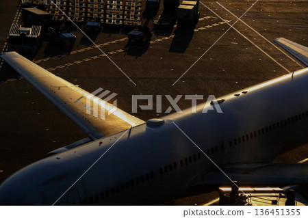 客機的機翼和機身倒映著傍晚的燈光 136451355