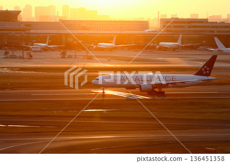 星空聯盟的飛機在跑道上,沐浴在夕陽餘暉中 星空聯盟的飛機在跑道上,沐浴在夕陽餘暉中 136451358