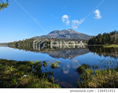 火內嶽山倒映在大澤沼湖中 136451453
