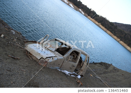 Abandoned car bodies emerge from the bottom of a dam lake for the first time in decades due to a record drought (Lake Tsukui, Kanagawa Prefecture) 136451460