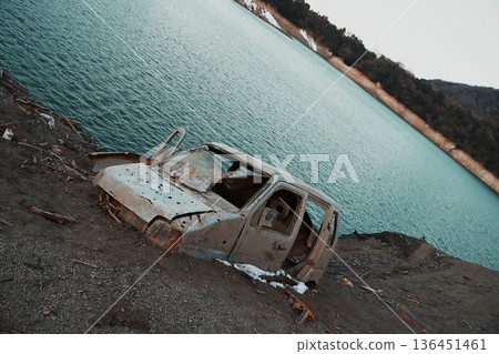 由於遭遇歷史性乾旱，數十年來首次有廢棄汽車殘骸從水庫底部浮出水面（神奈川縣築井湖） 136451461