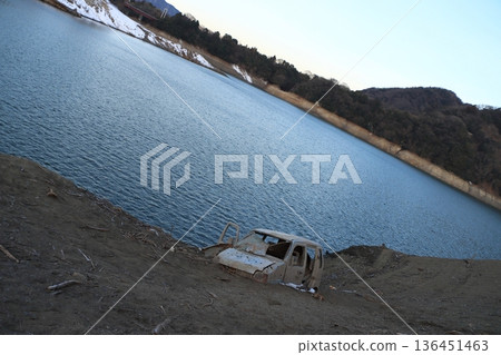 Abandoned car bodies emerge from the bottom of a dam lake for the first time in decades due to a record drought (Lake Tsukui, Kanagawa Prefecture) Abandoned car bodies emerge from the bottom of a dam lake for the first time in decades due to a record drought (Lake Tsukui, Kanagawa Prefecture) 136451463