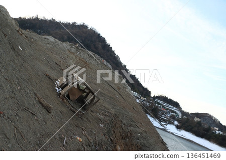 Abandoned car bodies emerge from the bottom of a dam lake for the first time in decades due to a record drought (Lake Tsukui, Kanagawa Prefecture) Abandoned car bodies emerge from the bottom of a dam lake for the first time in decades due to a record drought (Lake Tsukui, Kanagawa Prefecture) 136451469