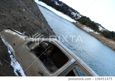 Abandoned car bodies emerge from the bottom of a dam lake for the first time in decades due to a record drought (Lake Tsukui, Kanagawa Prefecture) 136451475