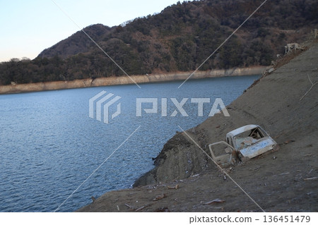 Abandoned car bodies emerge from the bottom of a dam lake for the first time in decades due to a record drought (Lake Tsukui, Kanagawa Prefecture) Abandoned car bodies emerge from the bottom of a dam lake for the first time in decades due to a record drought (Lake Tsukui, Kanagawa Prefecture) 136451479