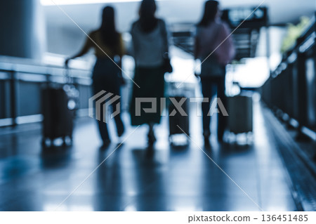 Women walking through the airport ■Photography cooperation: Kansai International Airport (KIX) Women walking through the airport ■Photography cooperation: Kansai International Airport (KIX) 136451485