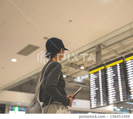 Checking flight information at the airport ■Filming cooperation: Kansai International Airport (KIX) 136451489
