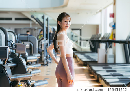 年輕女子在健身房訓練 年輕女子在健身房訓練 136451722