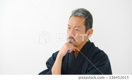一個穿著和服的男人 136452015