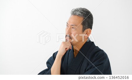 一個穿著和服的男人 136452016