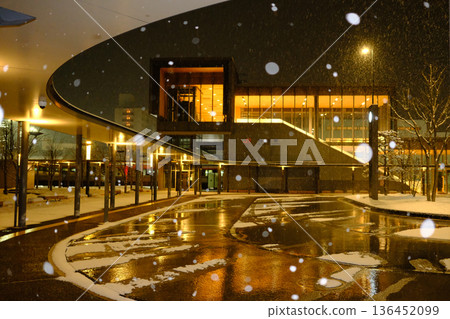冬季夜幕下的JR高山站西口(白山口),白雪皚皚,位於飛驒高山。 冬季夜幕下的JR高山站西口(白山口),白雪皚皚,位於飛驒高山。 136452099