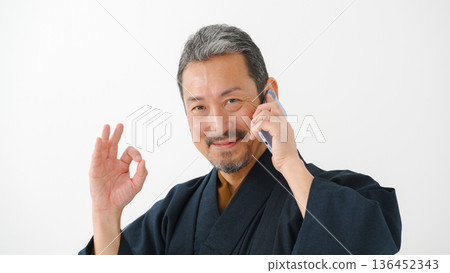 身穿和服的男子，智慧型手機 136452343