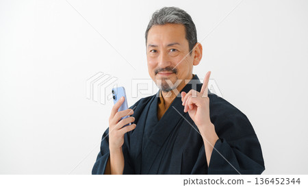 身穿和服的男子，智慧型手機 136452344