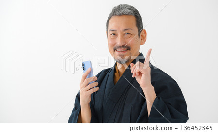 身穿和服的男子，智慧型手機 136452345