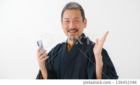 身穿和服的男子，智慧型手機 136452346
