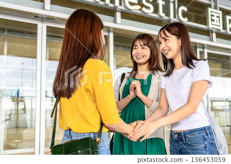 Reuniting with friends at the airport ■Photography cooperation: Kansai International Airport (KIX) 136453059