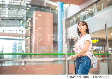 A woman waiting at the airport ■ Photo courtesy of Kansai International Airport (KIX) 136453067