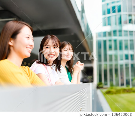 三個女人在戶外聊天 三個女人在戶外聊天 136453068