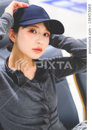 Relaxing in a cap and headphones ■Photography cooperation: Kansai International Airport (KIX) Relaxing in a cap and headphones ■Photography cooperation: Kansai International Airport (KIX) 136453069