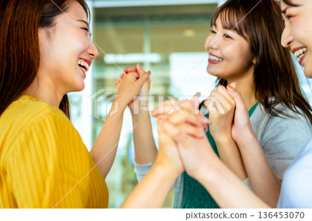 婦女們手牽手慶祝 ■照片由關西國際機場(KIX)提供 婦女們手牽手慶祝 ■照片由關西國際機場(KIX)提供 136453070
