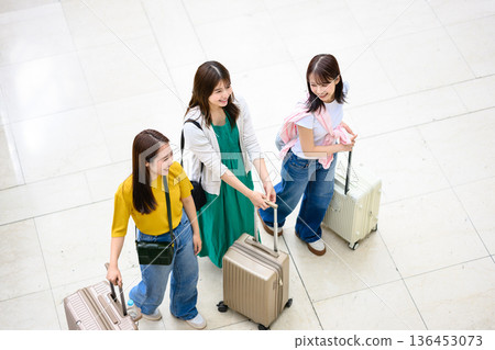 Three women traveling at the airport ■Photography cooperation: Kansai International Airport (KIX) Three women traveling at the airport ■Photography cooperation: Kansai International Airport (KIX) 136453073