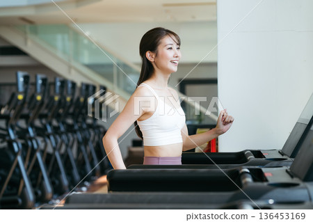 年輕女子在健身房訓練 年輕女子在健身房訓練 136453169